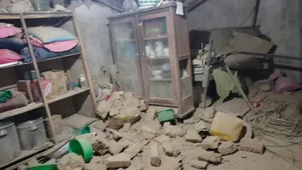 Salah satu suasana rumah yang rusak berat di pulau Sepudi, Kabupaten Sumenep, Jawa Timur. 