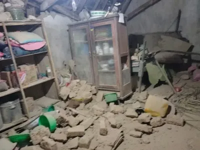 Salah satu suasana rumah yang rusak berat di pulau Sepudi, Kabupaten Sumenep, Jawa Timur. 