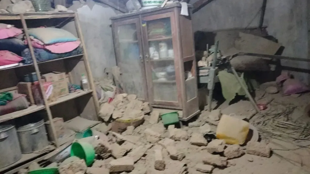 Salah satu suasana rumah yang rusak berat di pulau Sepudi, Kabupaten Sumenep, Jawa Timur. 