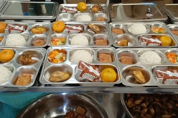 Sejumlah petugas dapur SPPG di beberapa wilayah di Kabupaten Bandung, Jawa Barat, saat akan mendistribusikan makanan MBG, Kamis (25/9/2025)
