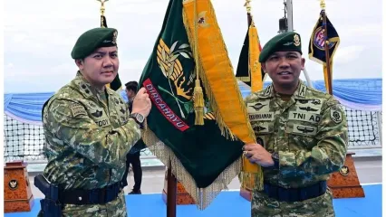 Sekretaris Kabinet Letkol Teddy Indra Wijaya (kiri) berfoto berseragam PDL TNI yang baru, saat parade kapal TNI AL di Teluk Jakarta, Kamis (2/10/2025).