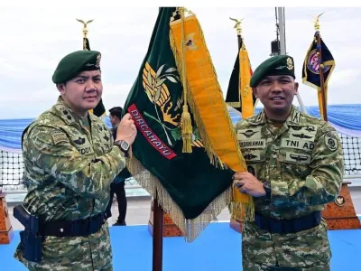 Sekretaris Kabinet Letkol Teddy Indra Wijaya (kiri) berfoto berseragam PDL TNI yang baru, saat parade kapal TNI AL di Teluk Jakarta, Kamis (2/10/2025).