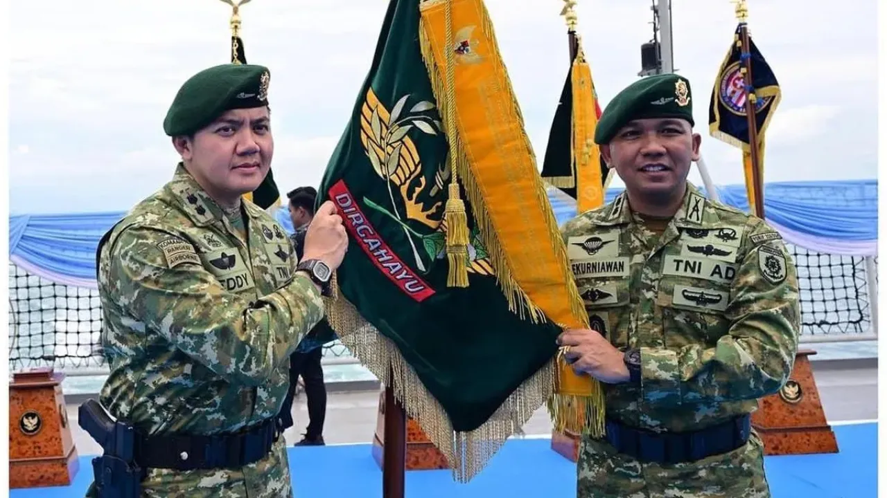 Sekretaris Kabinet Letkol Teddy Indra Wijaya (kiri) berfoto berseragam PDL TNI yang baru, saat parade kapal TNI AL di Teluk Jakarta, Kamis (2/10/2025).