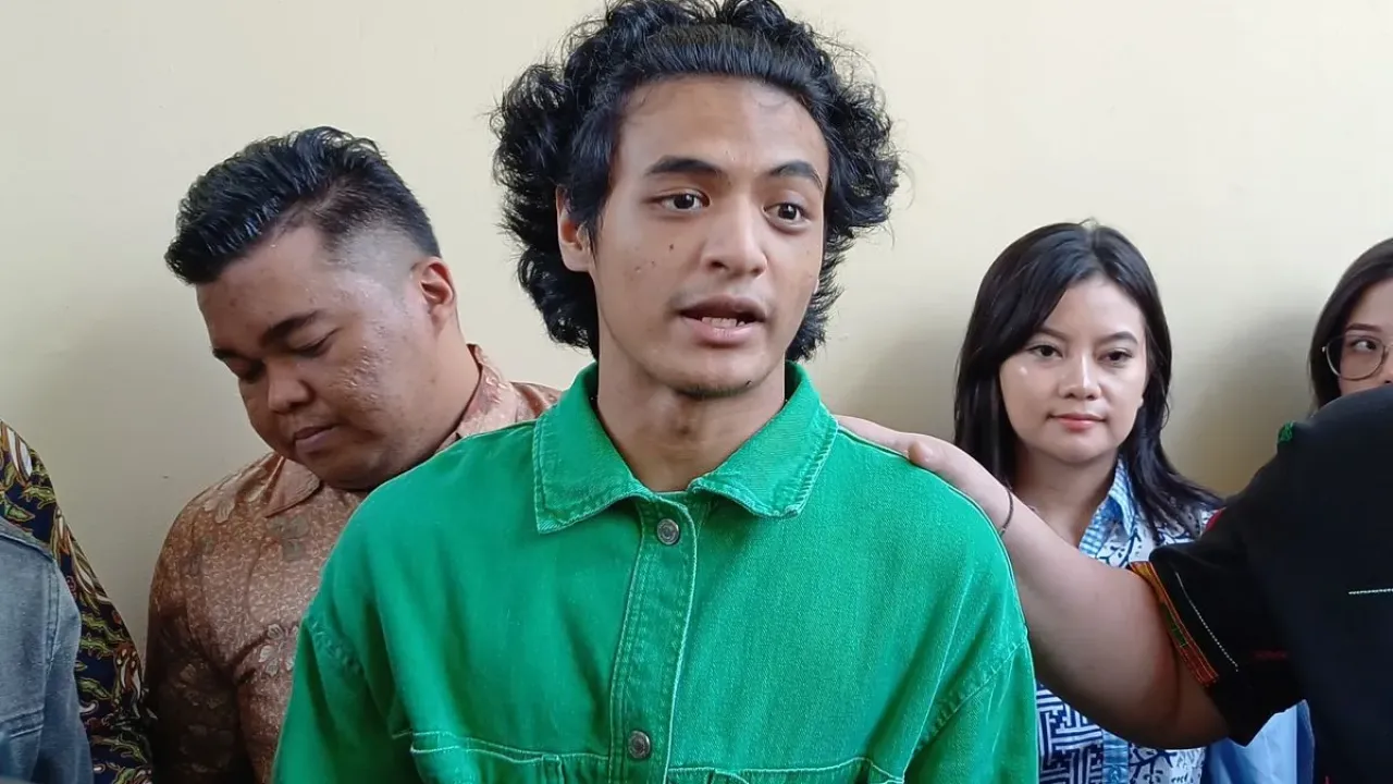 Seleb TikTok Vadel Badjideh (baju hijau) mendatangi Bid. Propam Polda Metro Jaya, Jakarta Pusat, Rabu (6/11/2024).