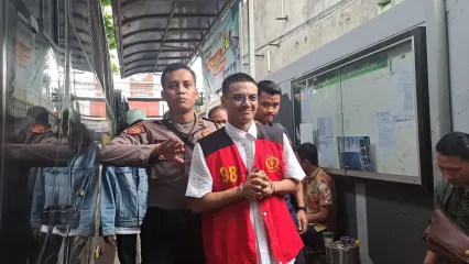 Seleb TikTok Vadel Badjideh saat tiba di Pengadilan Negeri Jakarta Selatan, Rabu (9/7/2025)