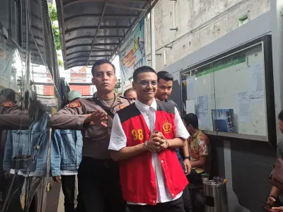 Seleb TikTok Vadel Badjideh saat tiba di Pengadilan Negeri Jakarta Selatan, Rabu (9/7/2025)