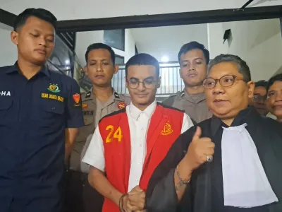 Seleb TikTok Vadel Badjideh usai sidang lanjutan di Pengadilan Negeri Jakarta Selatan, Rabu (9/7/2025)
