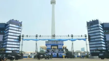Simulasi pembebasan sandera dan penyergapan teroris ditampilkan prajurit TNI dalam HUT ke-80 TNI, di Lapangan Silang Monas, Jakarta, Minggu (5/10/2025).