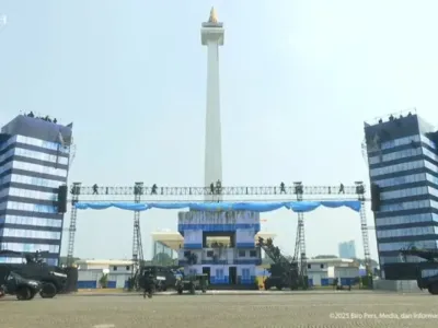 Simulasi pembebasan sandera dan penyergapan teroris ditampilkan prajurit TNI dalam HUT ke-80 TNI, di Lapangan Silang Monas, Jakarta, Minggu (5/10/2025).