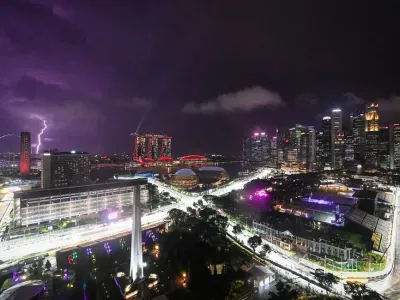 Singapore GP road circuit overview illuminated at night