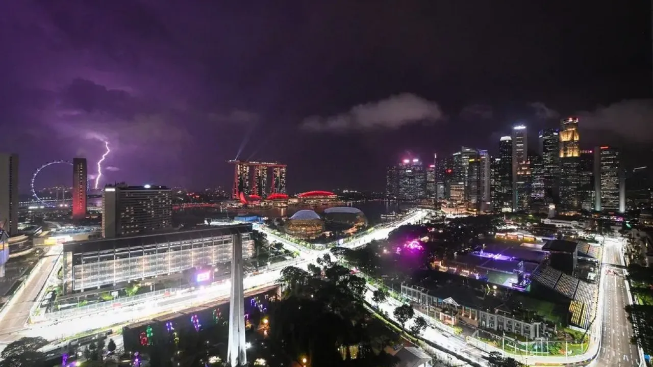 Singapore GP road circuit overview illuminated at night