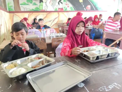 Siswa di salah satu lembaga sekolah di Kabupaten Bangkalan saat menikmati MBG