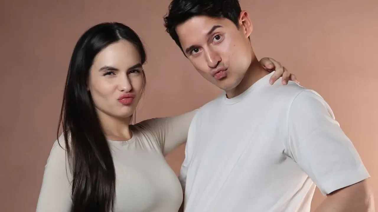 Steffi Zamora umumkan kehamilan pertama lewat Instagram. Ia tampil serasi dengan Nino Fernández dalam potret maternity bernuansa minimalis.