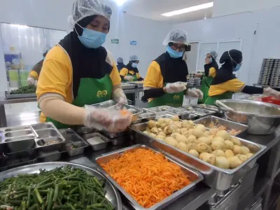 Suasana menyiapkan Makan Bergizi Gratis di SPPG Bener Kabupaten Purworejo Jawa Tengah 