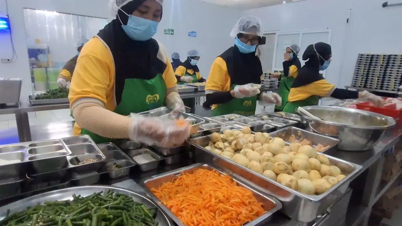 Suasana menyiapkan Makan Bergizi Gratis di SPPG Bener Kabupaten Purworejo Jawa Tengah 
