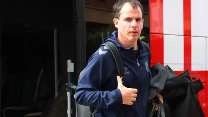 Sunderland boss Le Bris confirms star man is fit to face Man Utd