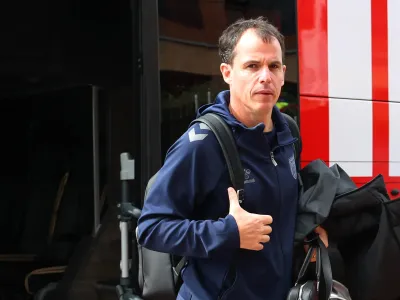 Sunderland boss Le Bris confirms star man is fit to face Man Utd