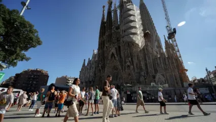 Tourists walk past the Sagrada Familia basilica in Barcelona on August 2, 2025 (Manaure QUINTERO)