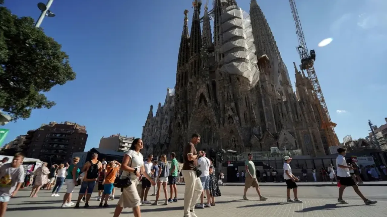 Tourists walk past the Sagrada Familia basilica in Barcelona on August 2, 2025 (Manaure QUINTERO)