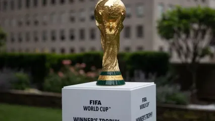 Trofi Piala Dunia ditampilkan pada acara di New York setelah pengumuman Piala Dunia FIFA 2026 pada 16 Juni 2022.