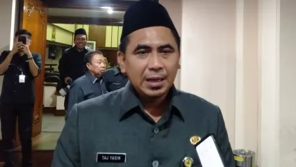 Wakil Gubernur Jateng Taj Yasin diwawancarai usai Rapat Paripurna di Kantor DPRD Jawa Tengah, Senin (4/8/2025).