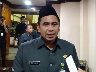 Wakil Gubernur Jateng Taj Yasin diwawancarai usai Rapat Paripurna di Kantor DPRD Jawa Tengah, Senin (4/8/2025).