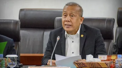 Wakil Ketua DPR RI, Saan Mustopa saat memimpin Rapat Penggantian dan Penetapan Ketua BAM DPR RI di Kompleks Parlemen, Senayan, Jakarta, Rabu (25/6/2025). 