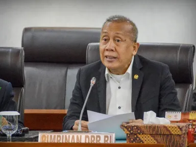 Wakil Ketua DPR RI, Saan Mustopa saat memimpin Rapat Penggantian dan Penetapan Ketua BAM DPR RI di Kompleks Parlemen, Senayan, Jakarta, Rabu (25/6/2025). 