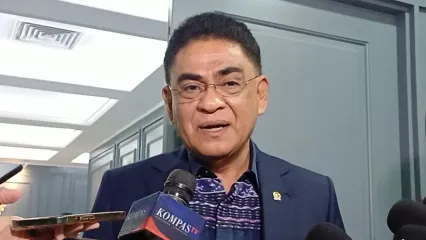 Wakil Ketua Komisi XIII DPR RI, Andreas Hugo Pareira saat ditemui awak media di Kompleks Parlemen, Senayan, Jakarta, Rabu (17/9/2025).