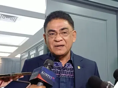Wakil Ketua Komisi XIII DPR RI, Andreas Hugo Pareira saat ditemui awak media di Kompleks Parlemen, Senayan, Jakarta, Rabu (17/9/2025).