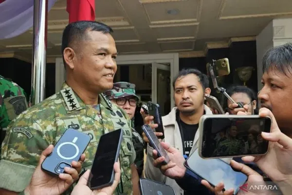 Wakil Panglima TNI Jenderal TNI Tandyo Budi Revita mengenakan seragam PDL baru TNI saat ditemui di Jakarta, Rabu (1/10/2025). 