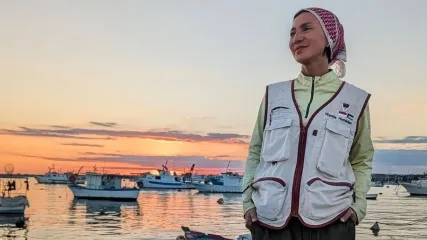 Wanda Hamidah berfoto di Portopalo Sicily Italia.