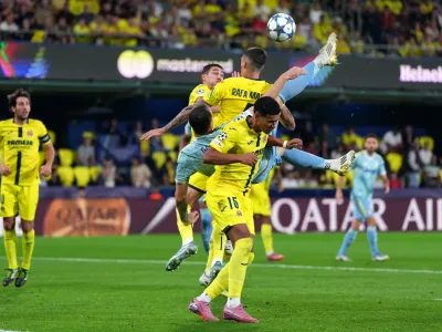 &#x00d83d;&#x00dcf8; Arscho blanco: Champions League defender&#39;s insane overhead kick