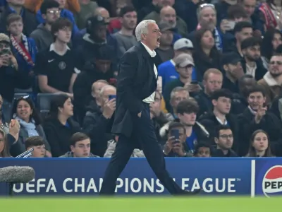 &#x00d83d;&#x00de05; What&#39;s Mourinho doing by the corner flag in the Champions League