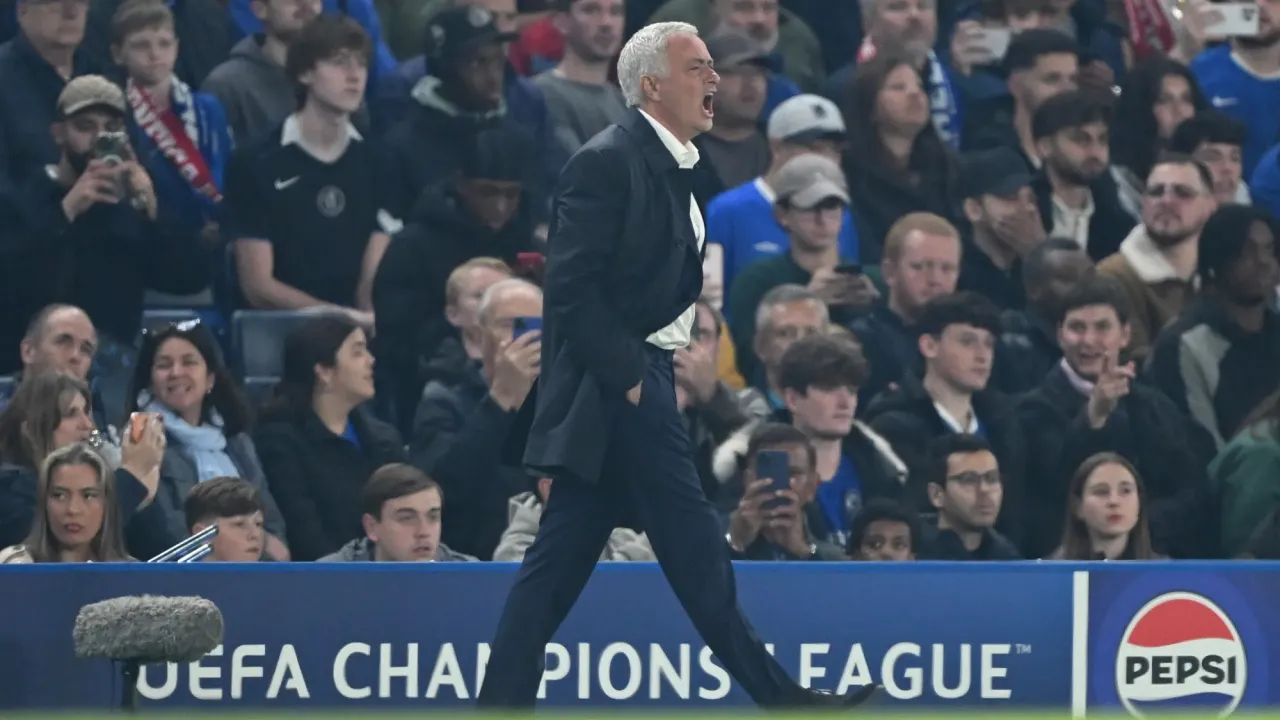 &#x00d83d;&#x00de05; What&#39;s Mourinho doing by the corner flag in the Champions League