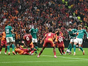&#x00d83d;&#x00de33; Shock for the Reds: star striker forced off with injury