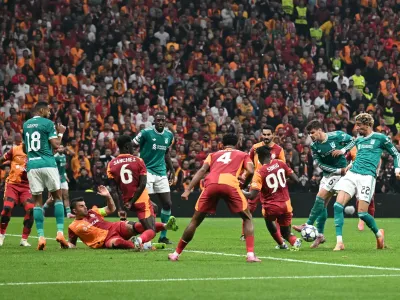 &#x00d83d;&#x00de33; Shock for the Reds: star striker forced off with injury