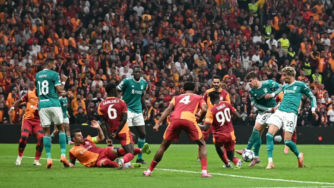 &#x00d83d;&#x00de33; Shock for the Reds: star striker forced off with injury