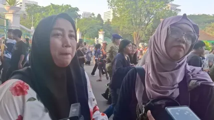 Yayah (kiri) dan Siti Aisyah (kanan) mendatangi kawasan Monas, Jakarta, Minggu (5/10/2025) untuk melihat penampilan anaknya dalam kegiatan HUT ke-80 TNI.
